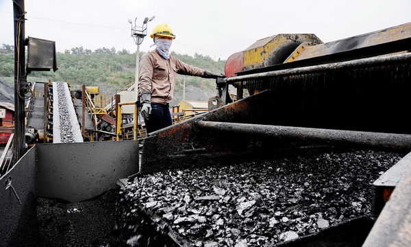 Giá quặng sắt tăng vọt khi các nhà máy thép ở Đường Sơn khôi phục sản xuất