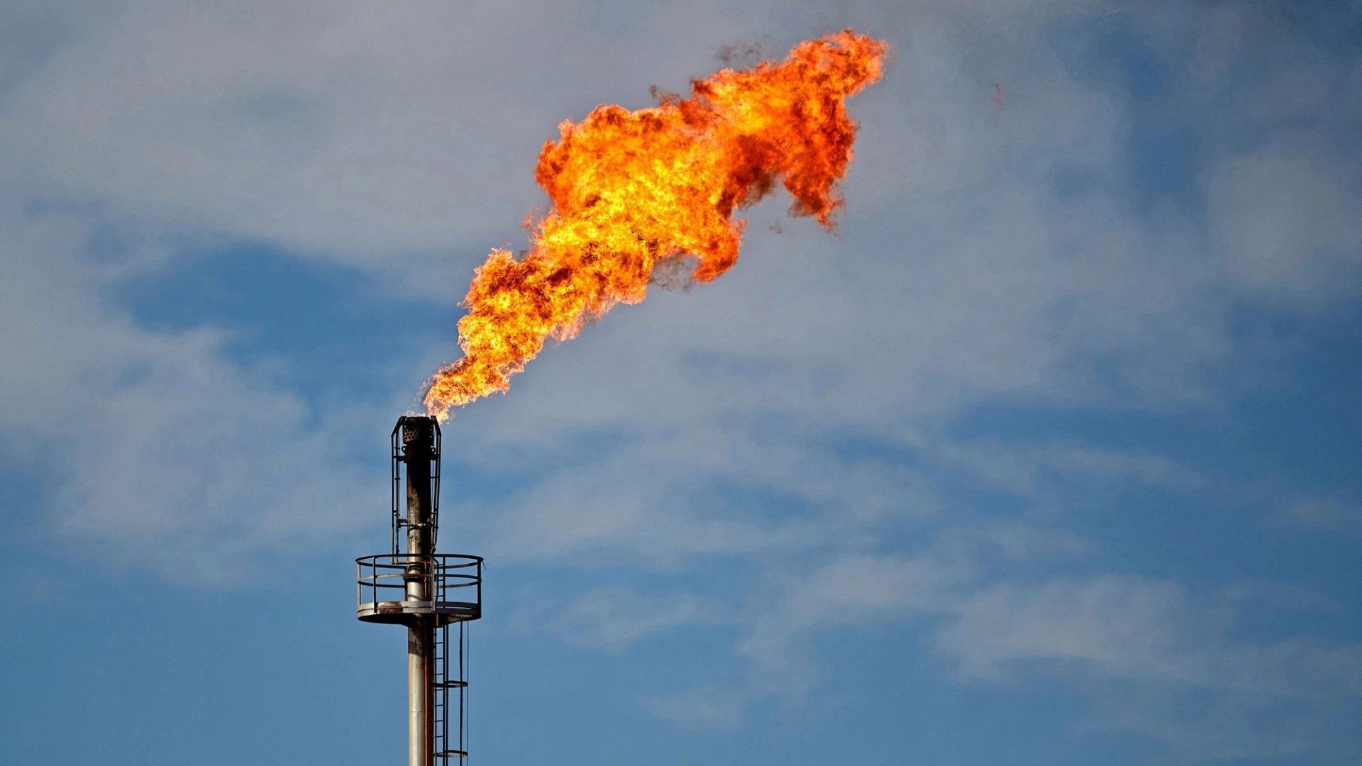 Giá dầu thô phục hồi, khí đốt tại thị trường châu Âu vượt kỷ lục mới