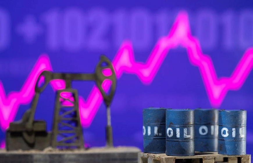 Giá dầu biến động trong "cuộc chiến" cân bằng cán cân cung - cầu