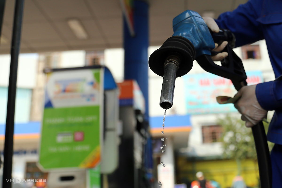 Giá xăng dầu trong nước giảm tới 1.500 đồng một lít về mức thấp nhất từ tháng 3