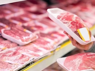 Giá thịt lợn nhập khẩu rẻ gây áp lực lên giá nội địa đang tăng cao