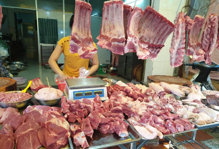 Giá heo hơi tiếp tục tăng sát mốc 80.000 đồng/kg, tiểu thương lo sức mua giảm