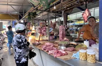 Giá thịt heo ở chợ truyền thông cao gần gấp đôi chợ đầu mối