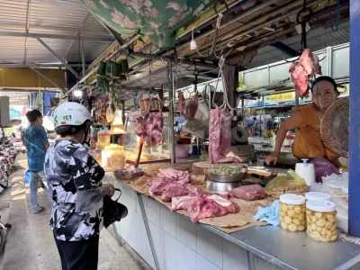 Giá thịt heo ở chợ truyền thông cao gần gấp đôi chợ đầu mối