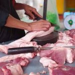 Chi phí vận chuyển tăng, giá thịt heo cũng tăng theo