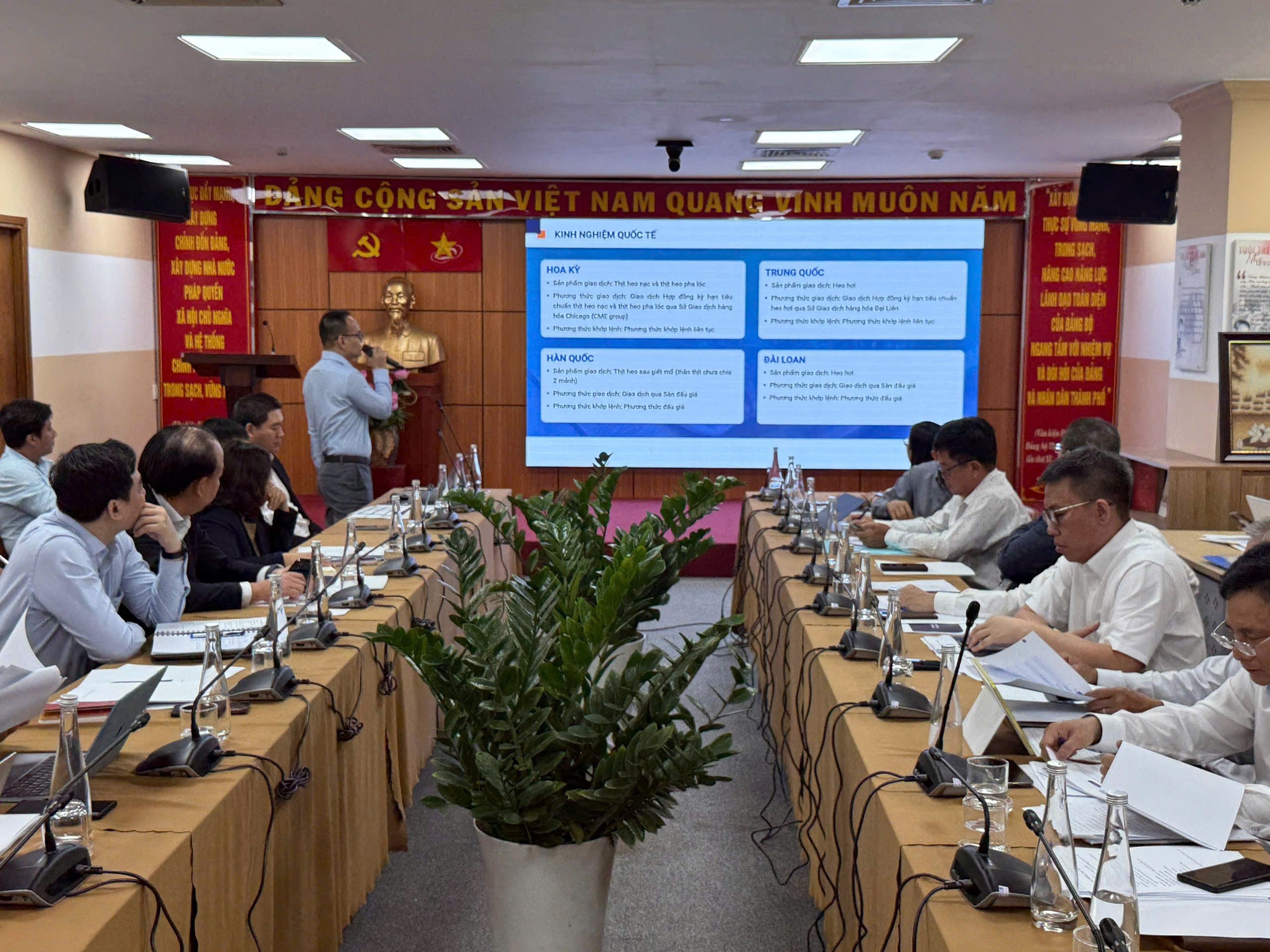 Đại diện Sở Giao dịch hàng hóa Việt Nam trình bày mô hình giao dịch dự kiến