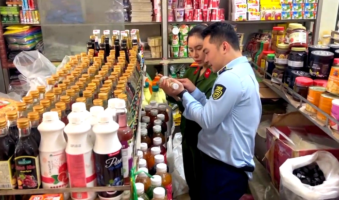 Lực lượng chức năng kiểm tra hàng hóa tại 1 tiệm tạp hóa